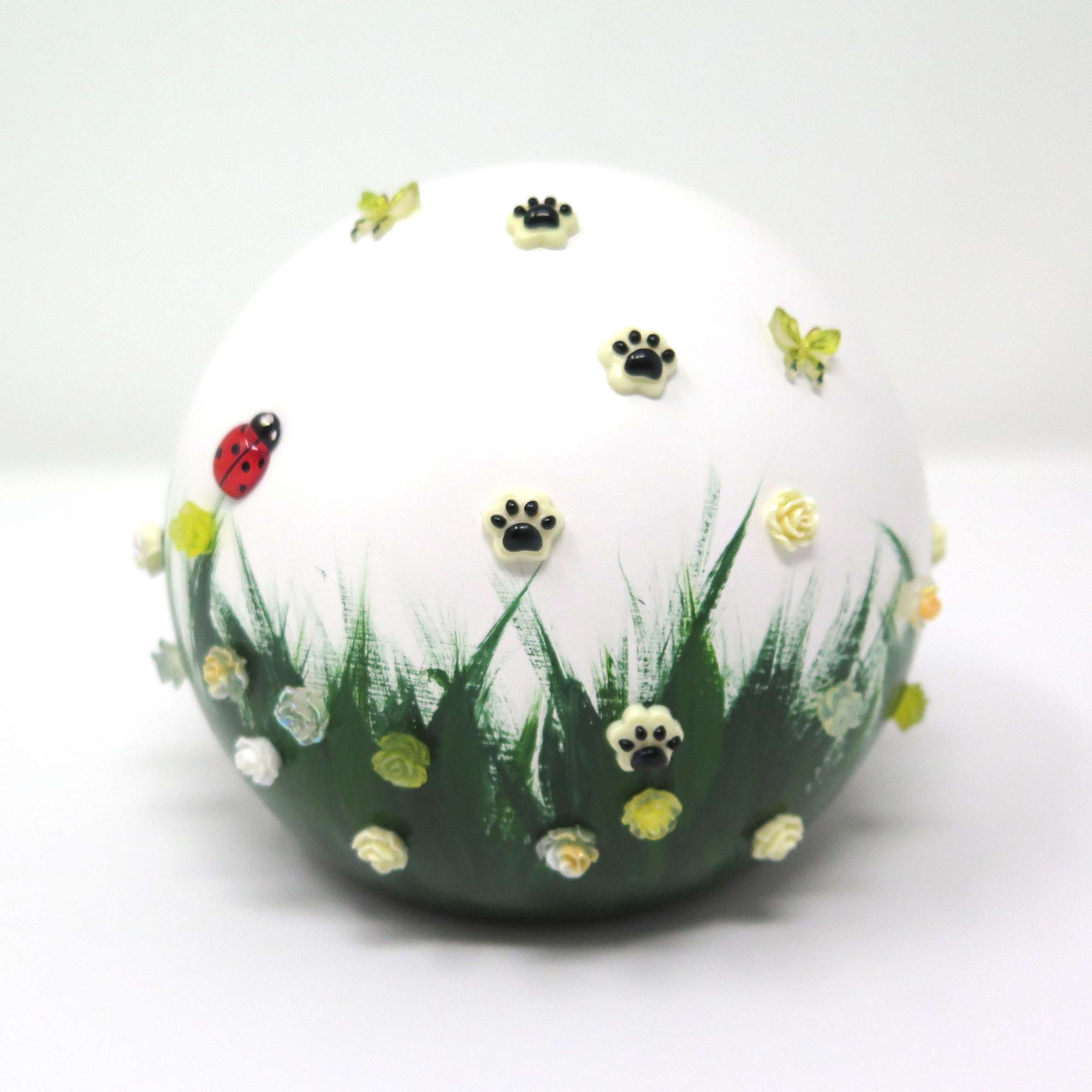 Tieurrne in Kugelform mit Blumenwiese und 3D Blumen