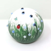 Tieurrne in Kugelform mit Blumenwiese und 3D Blumen