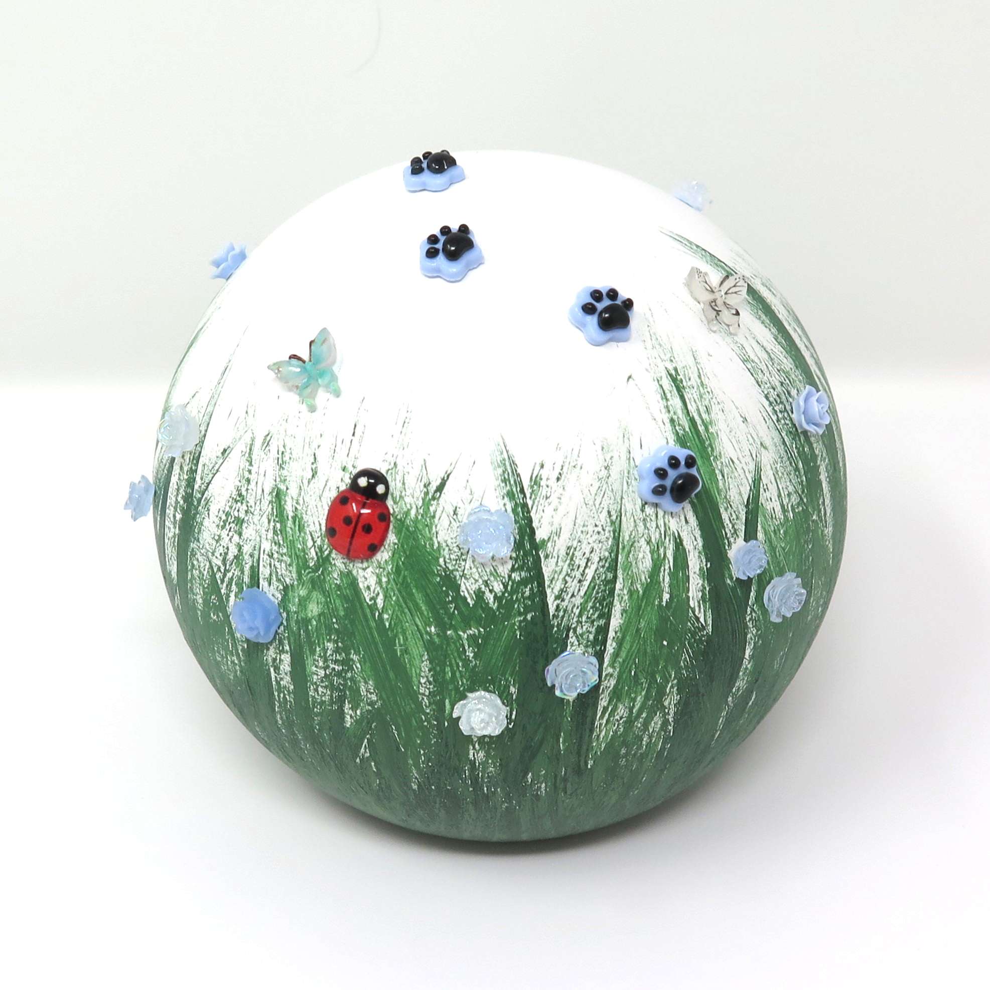 Tieurrne in Kugelform mit Blumenwiese und 3D Blumen