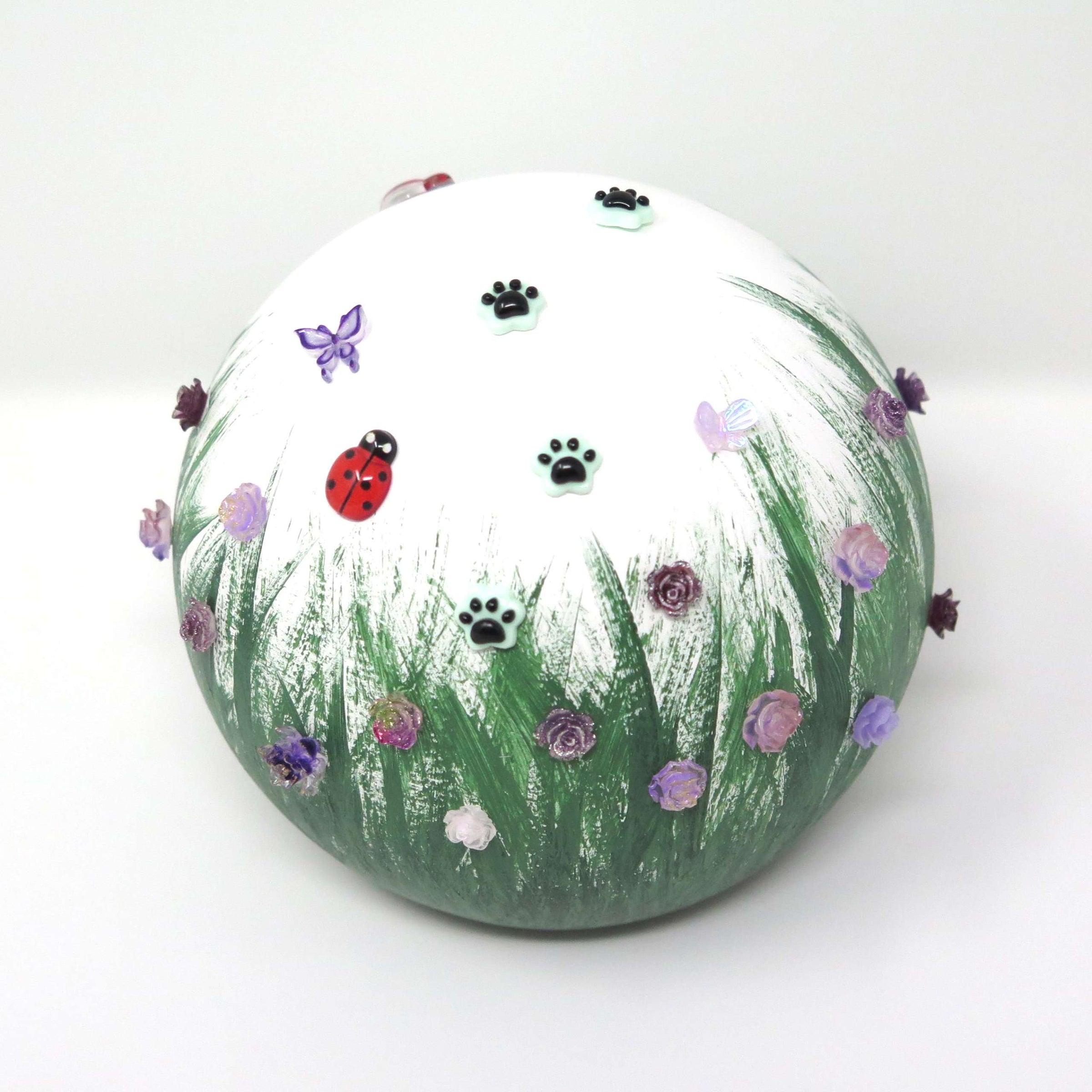 Tieurrne in Kugelform mit Blumenwiese und 3D Blumen