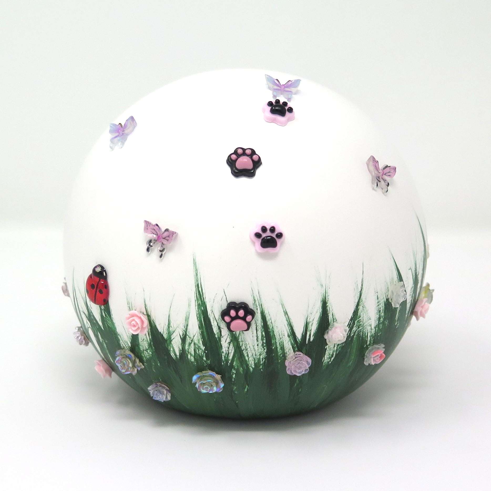 Tieurrne in Kugelform mit Blumenwiese und 3D Blumen