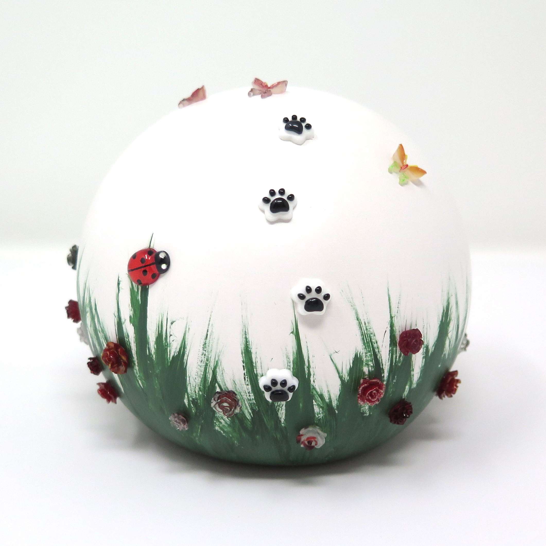 Tieurrne in Kugelform mit Blumenwiese und 3D Blumen