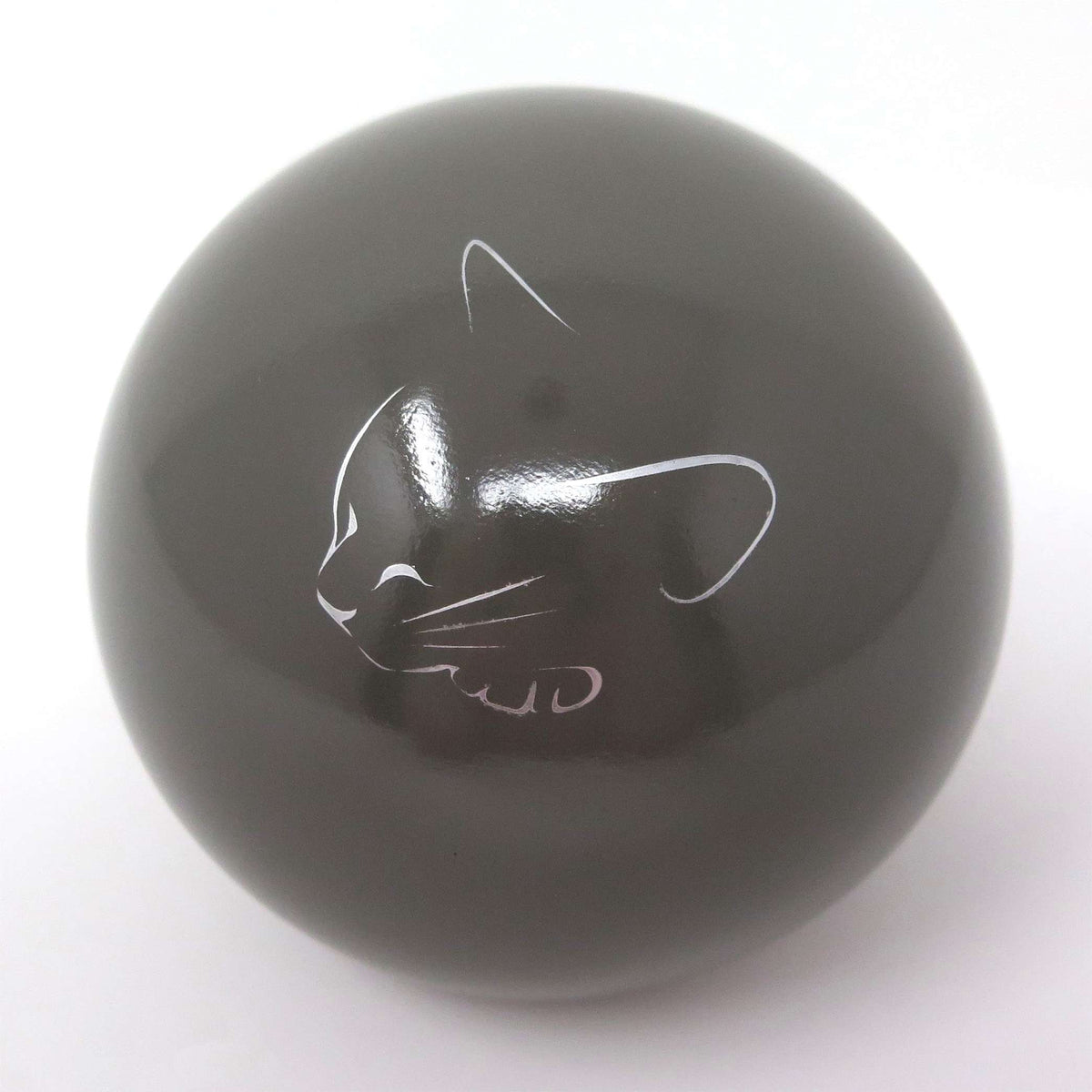 Katzenurne in Kugelform mit schlafender Katze Dunkelgrau