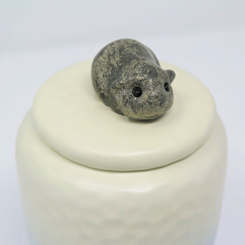 Meerschweinchenurne aus Keramik mit Meerschweinchen Figur aus Stein