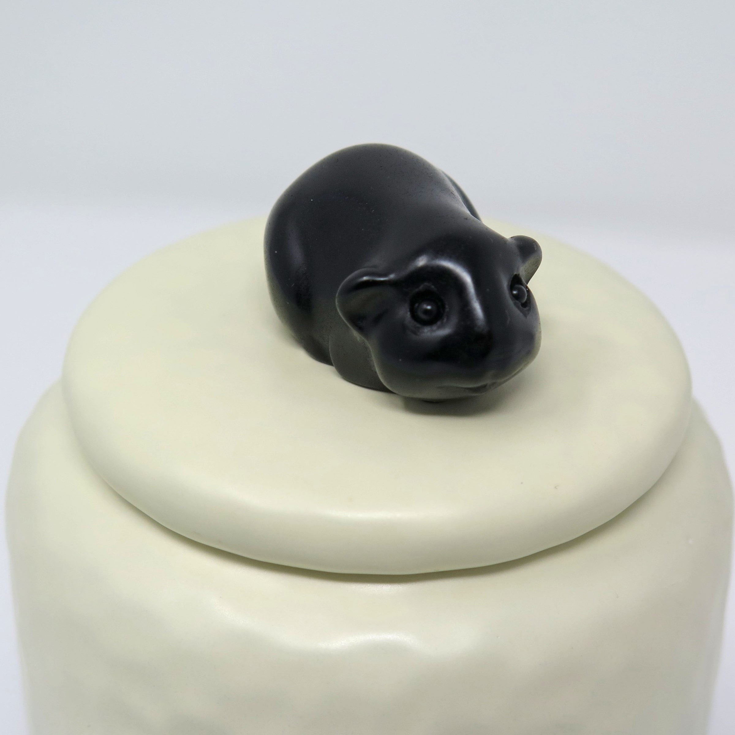 Meerschweinchenurne aus Keramik mit Meerschweinchen Figur aus Stein in Schwarz