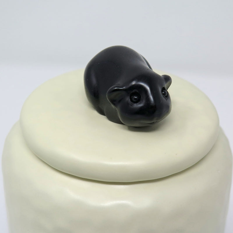 Meerschweinchenurne aus Keramik mit Meerschweinchen Figur aus Stein in Schwarz