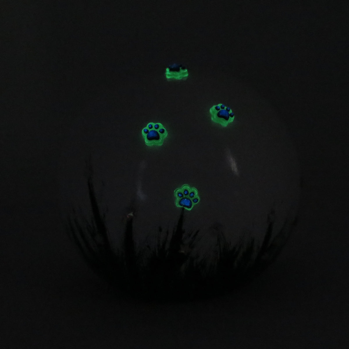 weiße tierurne in kugelform mit 3d applikationen die im dunkeln leuchten