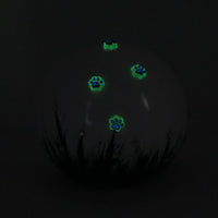 weiße tierurne in kugelform mit 3d applikationen die im dunkeln leuchten