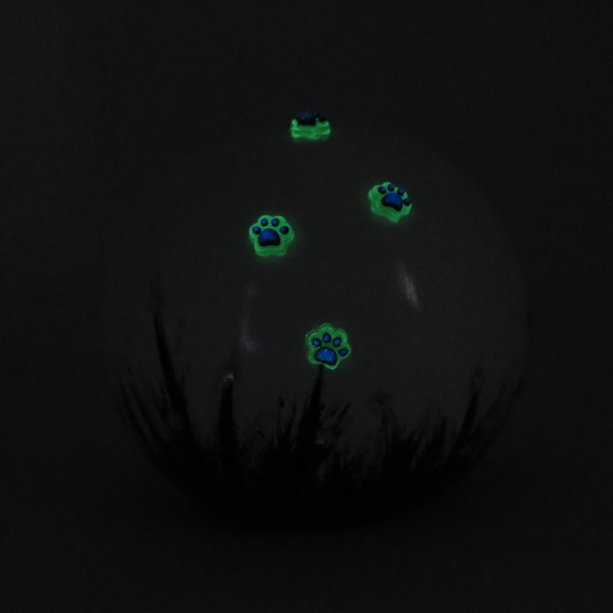 weiße tierurne in kugelform mit 3d applikationen die im dunkeln leuchten