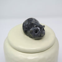 Meerschweinchenurne aus Keramik mit Meerschweinchen Figur aus Stein