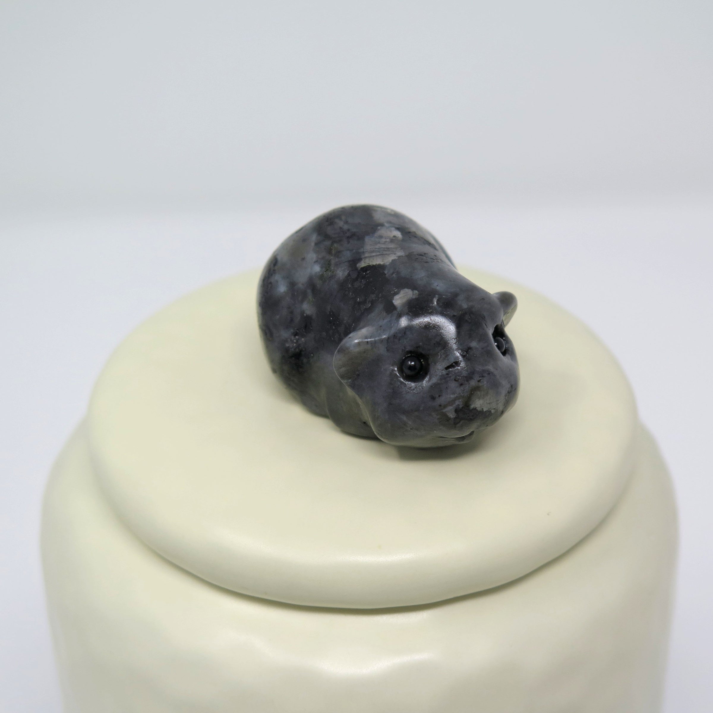 Meerschweinchenurne aus Keramik mit Meerschweinchen Figur aus Stein