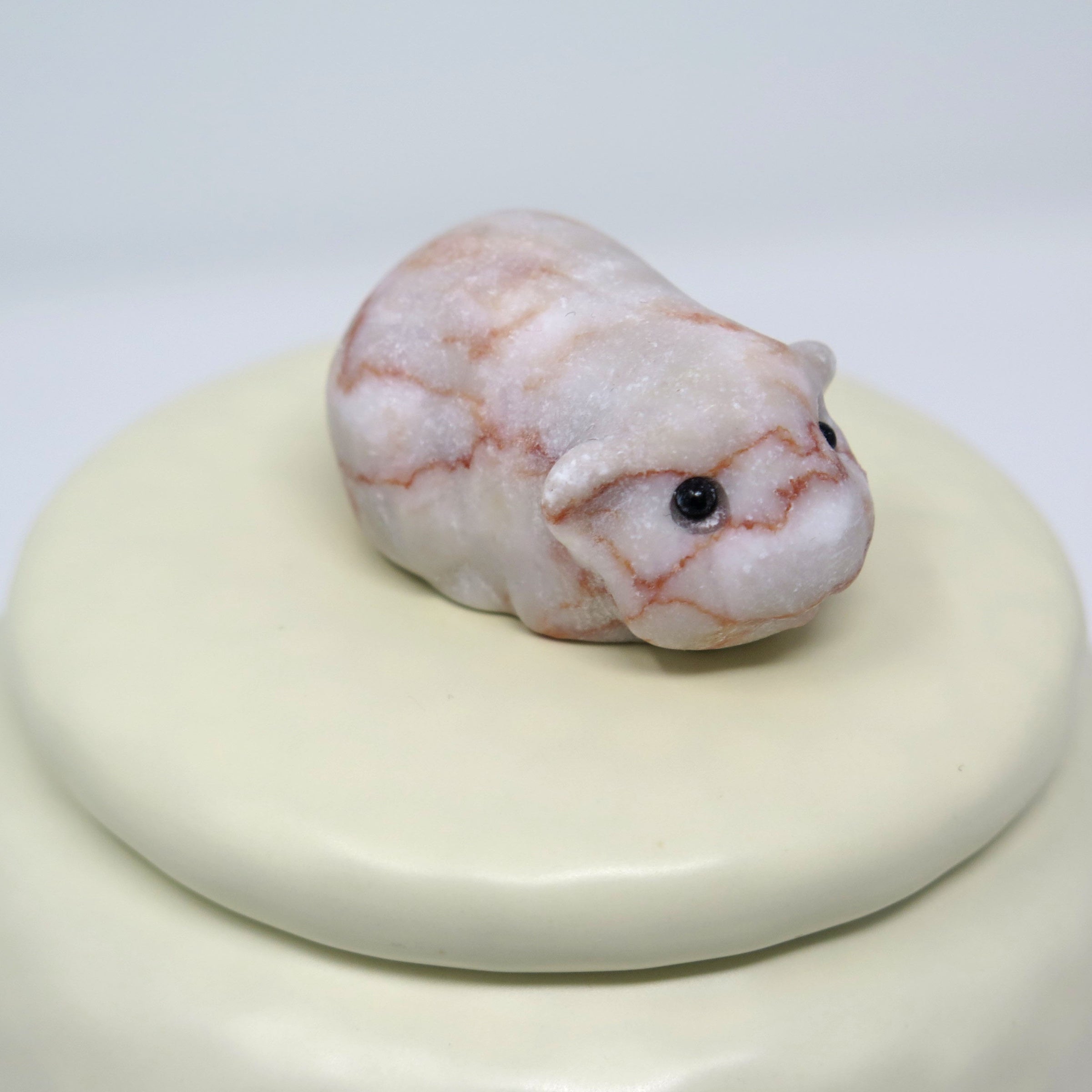 Meerschweinchenurne aus Keramik mit Meerschweinchen Figur aus Stein marmoriert