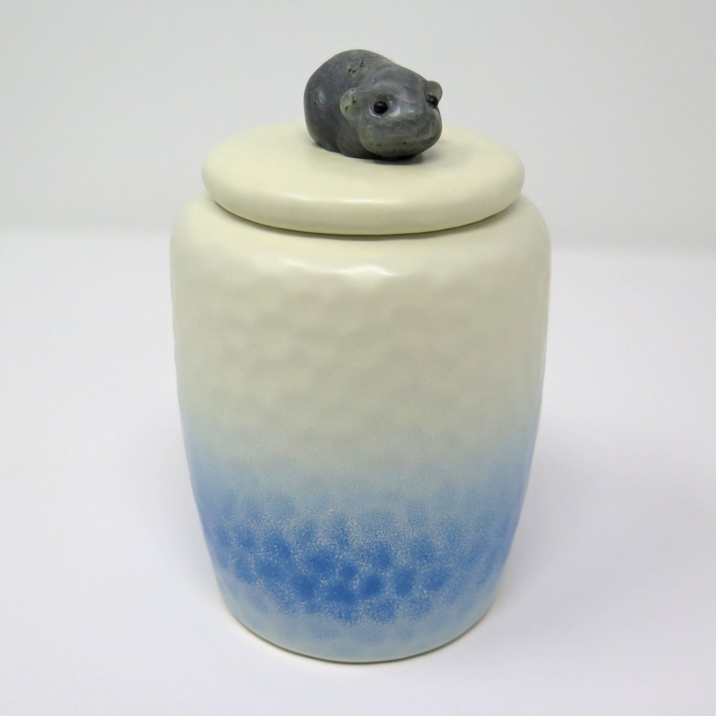 Meerschweinchenurne aus Keramik mit Meerschweinchen Figur aus Stein in grau