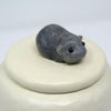Meerschweinchenurne aus Keramik mit Meerschweinchen Figur aus Stein in grau