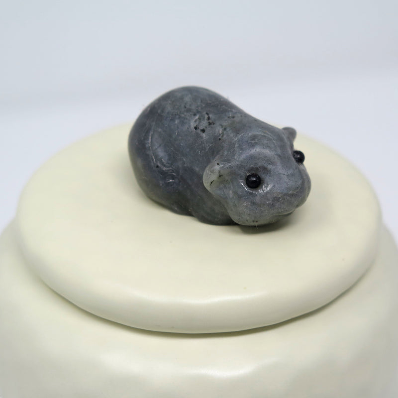 Meerschweinchenurne aus Keramik mit Meerschweinchen Figur aus Stein in grau