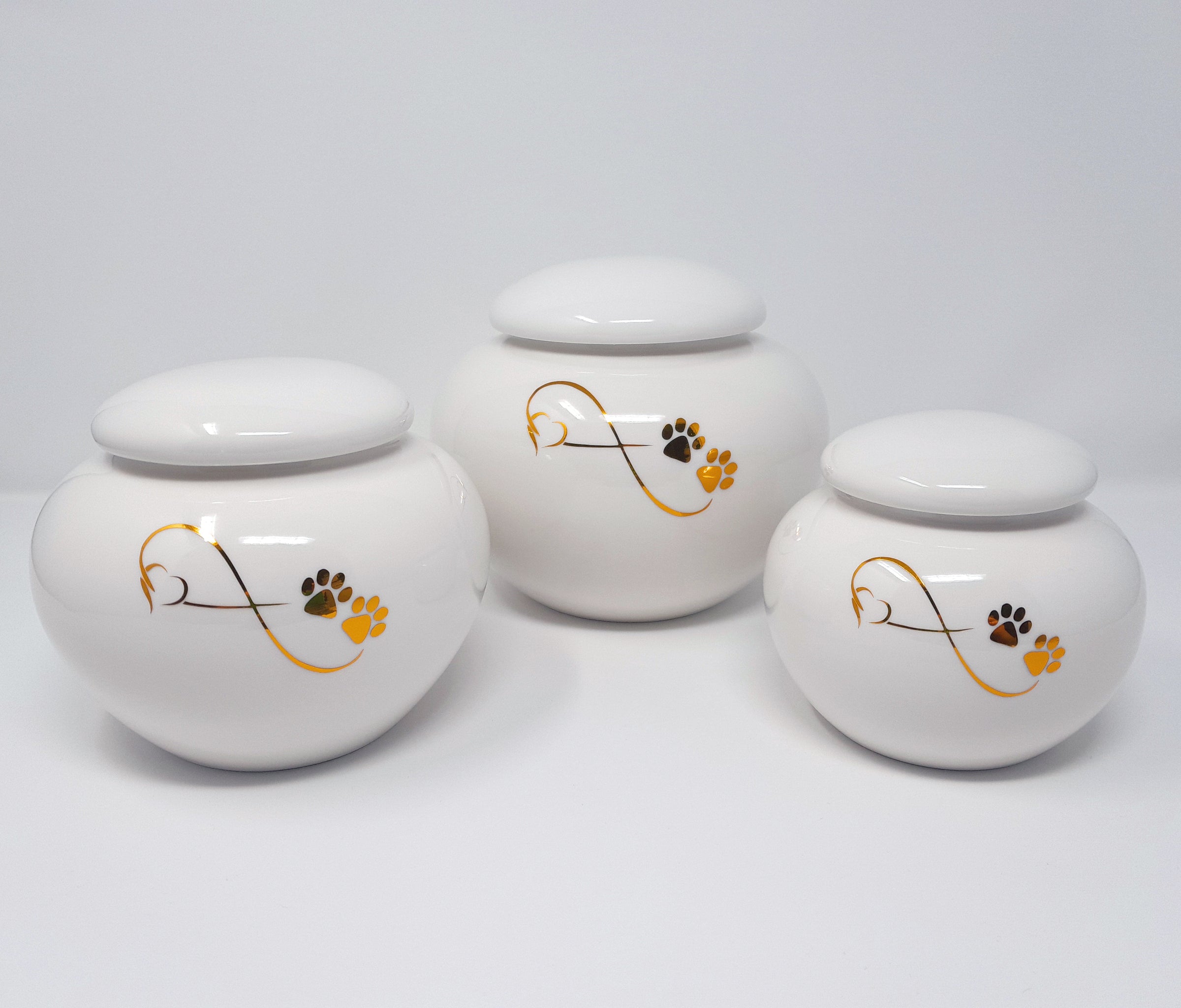 Tierurne in moderner Vasenform mit goldener Endlose Liebe Symbol