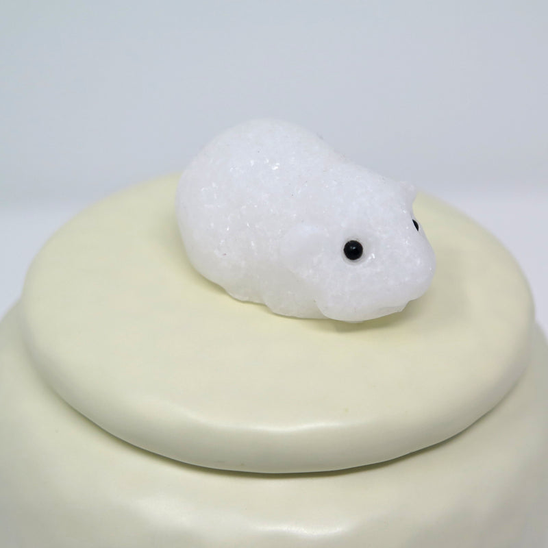 Meerschweinchenurne aus Keramik mit Meerschweinchen Figur aus Stein in weiß