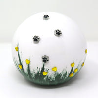 weiße tierurne in kugelform mit 3d applikationen die im dunkeln leuchten