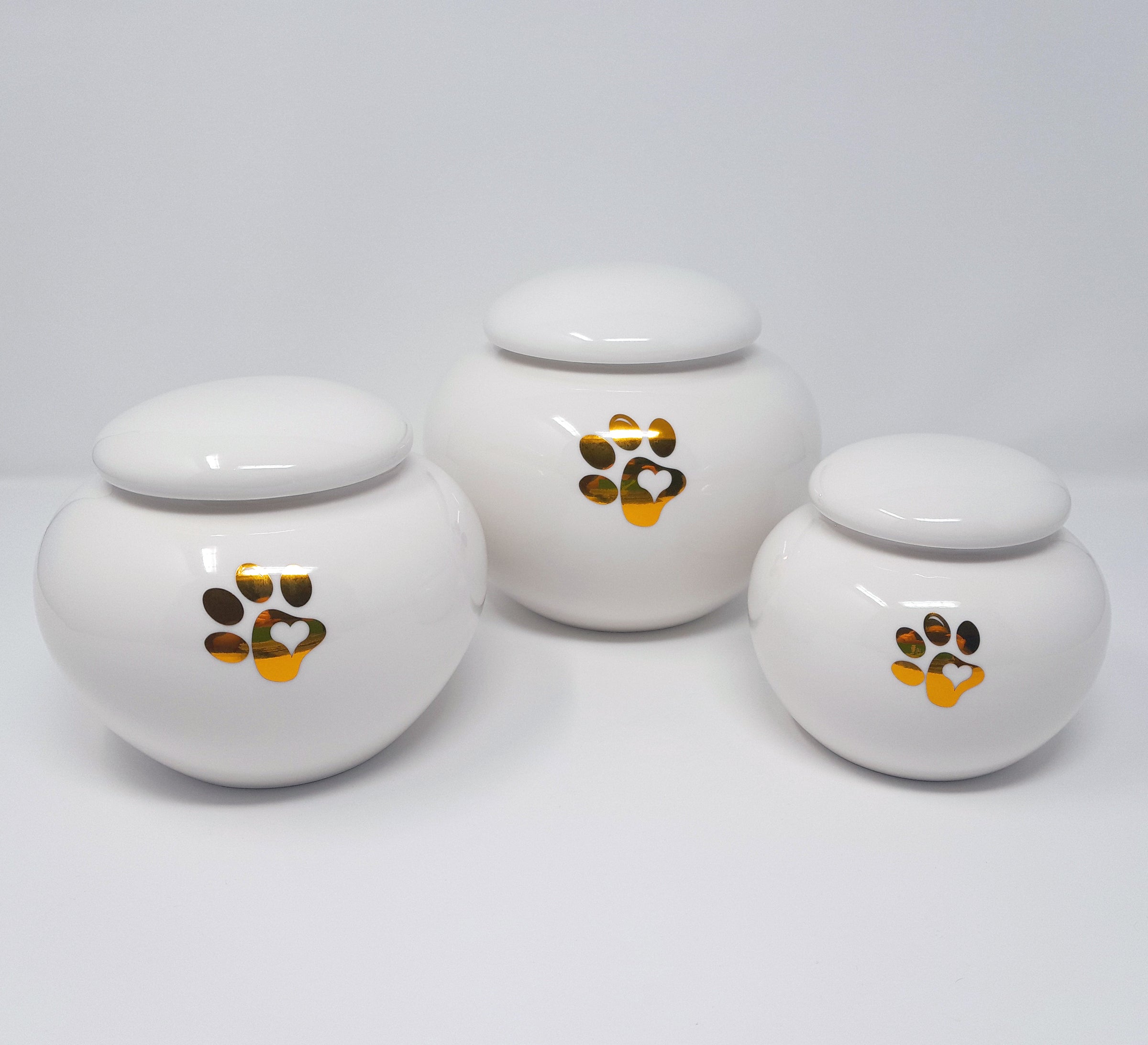 Tierurne in moderner Vasenform mit goldener Pfote