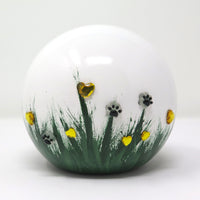 weiße tierurne in kugelform mit 3d applikationen die im dunkeln leuchten