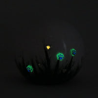 weiße tierurne in kugelform mit 3d applikationen die im dunkeln leuchten