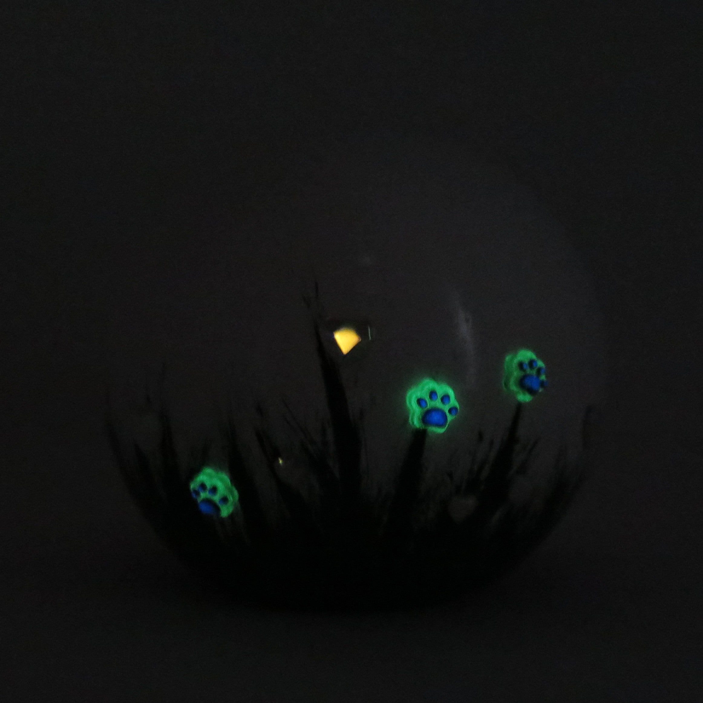 weiße tierurne in kugelform mit 3d applikationen die im dunkeln leuchten