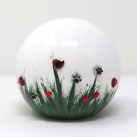 weiße tierurne in kugelform mit 3d applikationen die im dunkeln leuchten