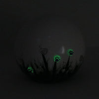 weiße tierurne in kugelform mit 3d applikationen die im dunkeln leuchten