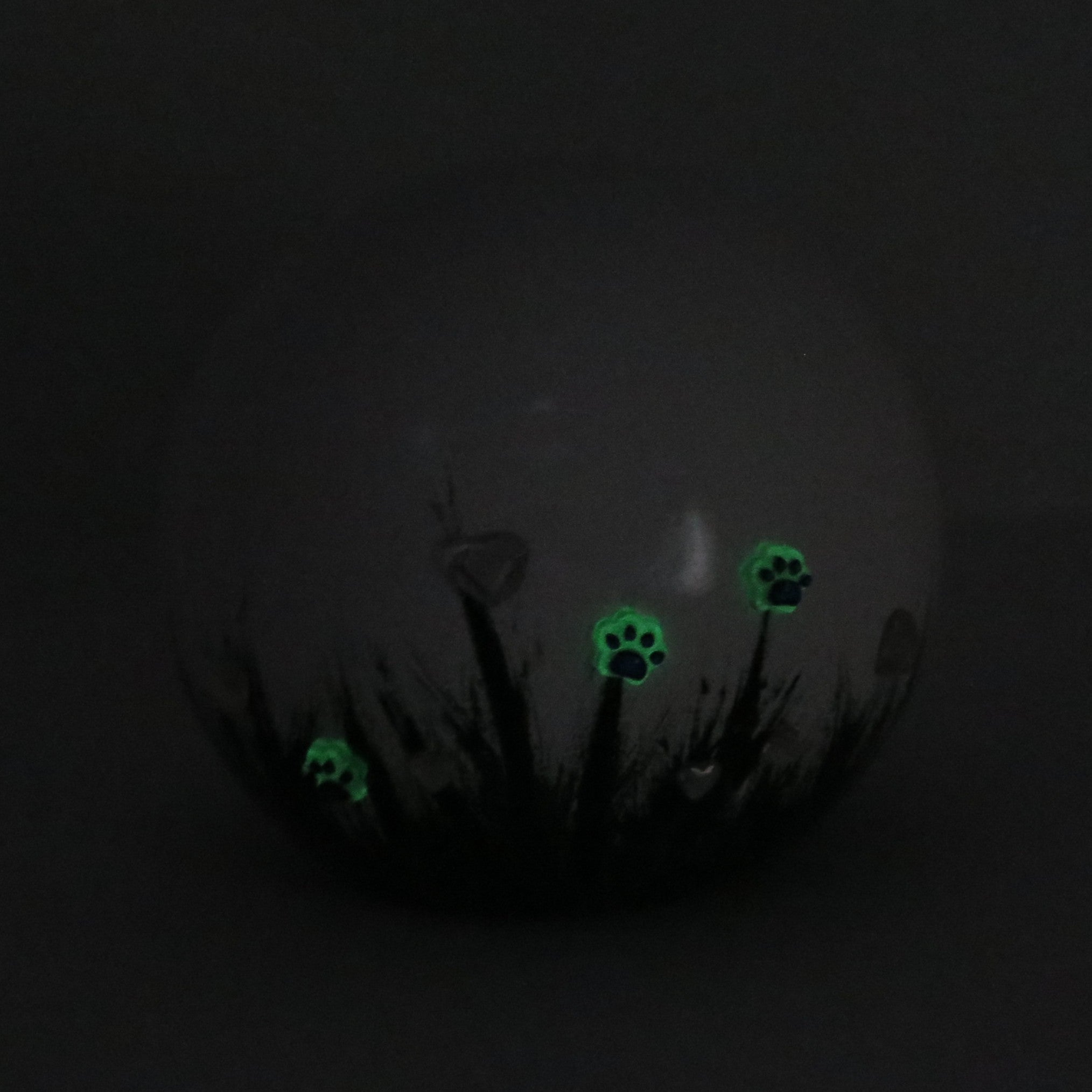 weiße tierurne in kugelform mit 3d applikationen die im dunkeln leuchten