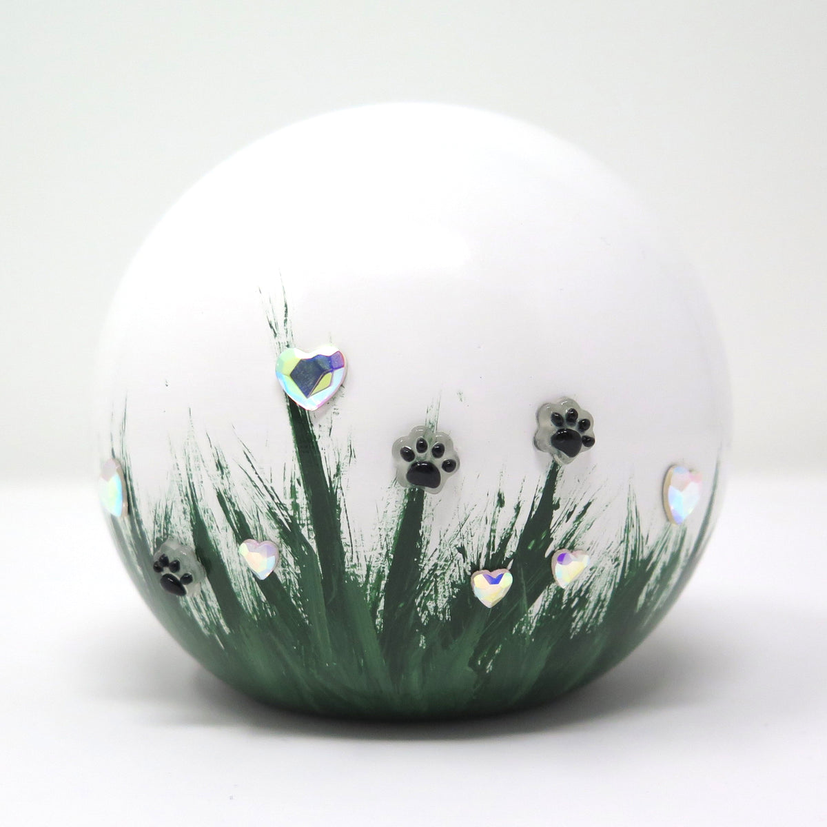 weiße tierurne in kugelform mit 3d applikationen die im dunkeln leuchten