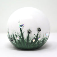 weiße tierurne in kugelform mit 3d applikationen die im dunkeln leuchten