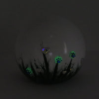 weiße tierurne in kugelform mit 3d applikationen die im dunkeln leuchten