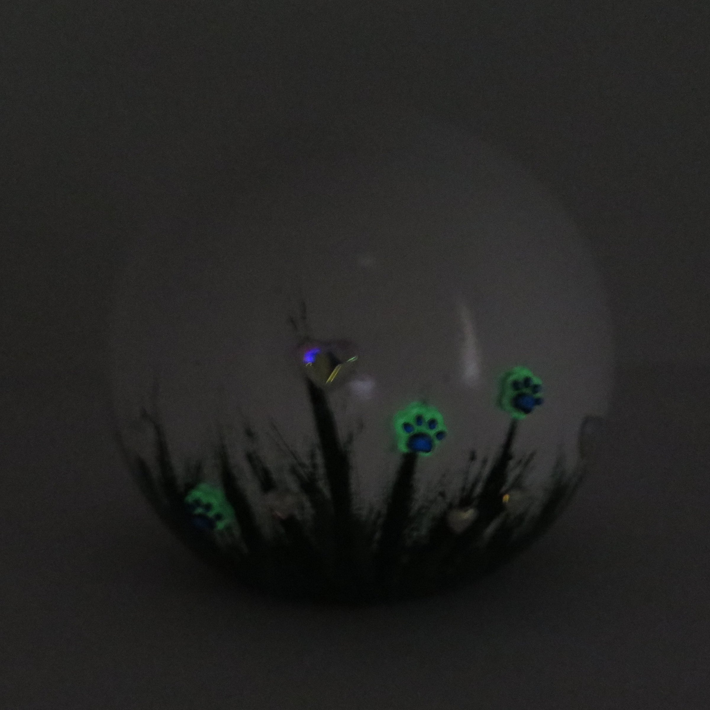 weiße tierurne in kugelform mit 3d applikationen die im dunkeln leuchten