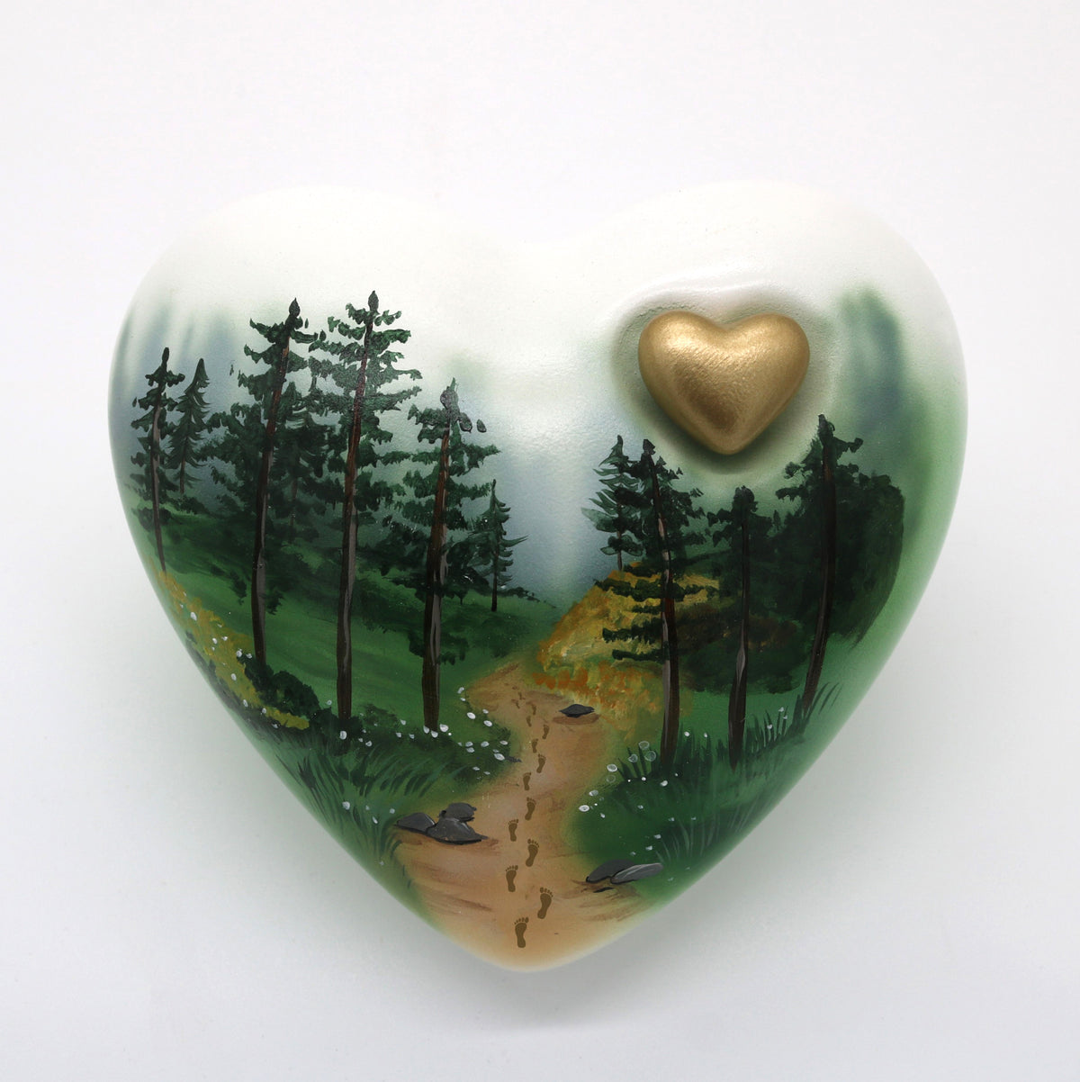 Tierurne in Herzform mit einer Waldlandschaft bemalt.