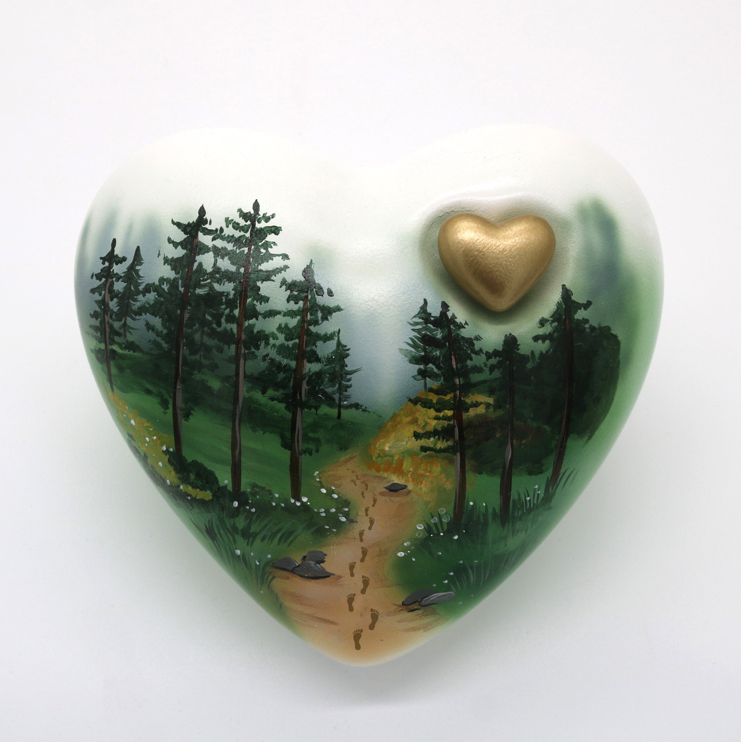 Tierurne in Herzform mit einer Waldlandschaft bemalt.