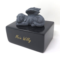 Hundeurne mit schlafenden Hund