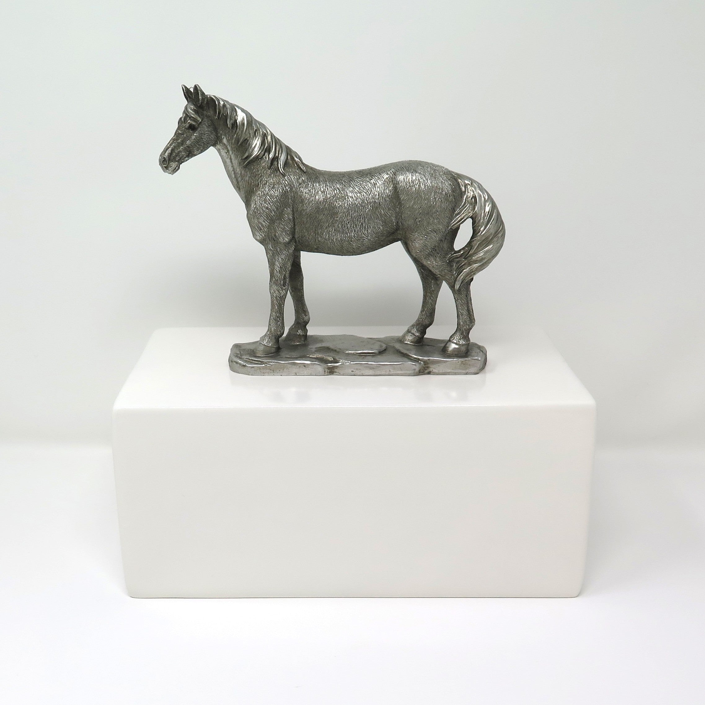 Pferdeurne mit Design Pferd Silber