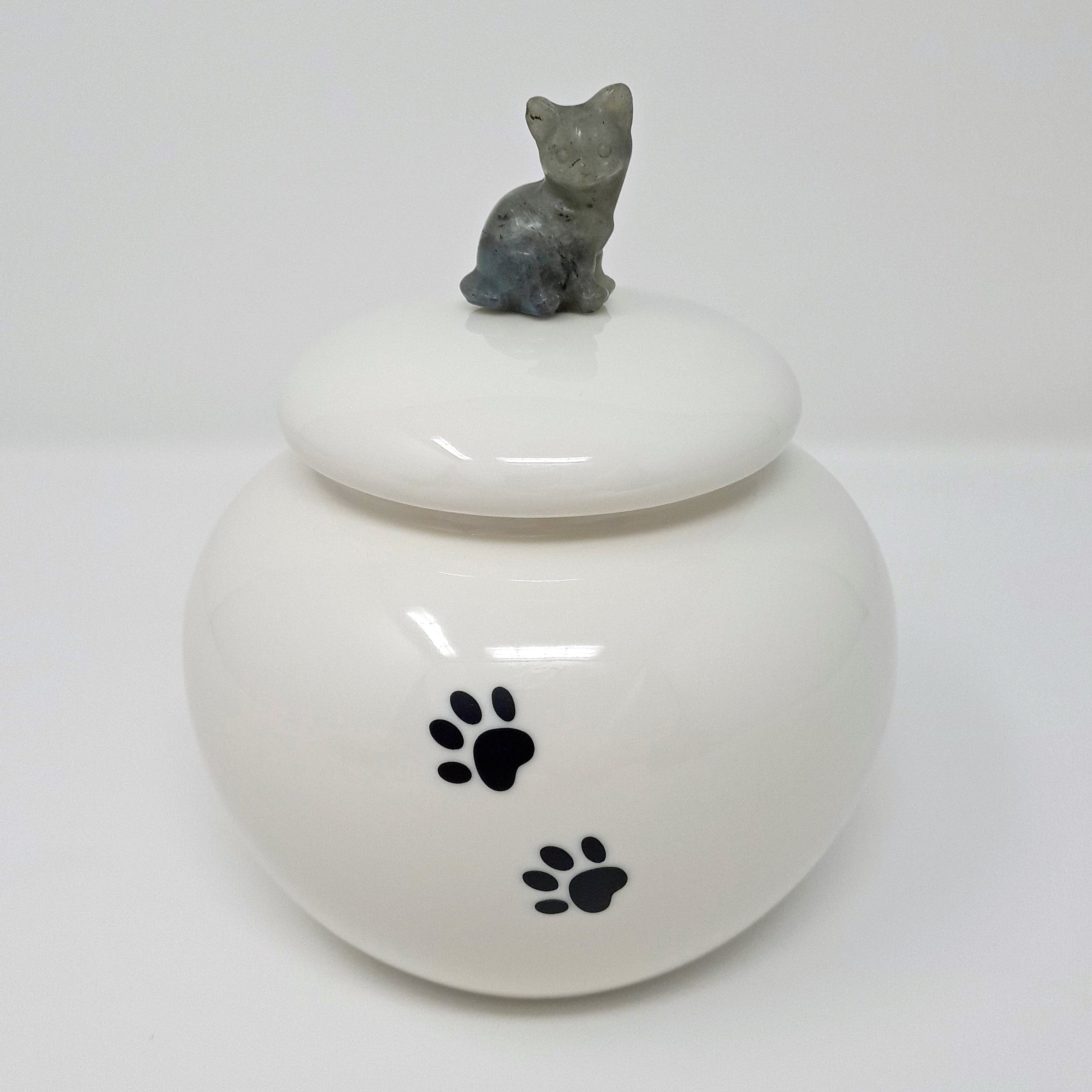 Katzenurne mit grauer Katzenfigur