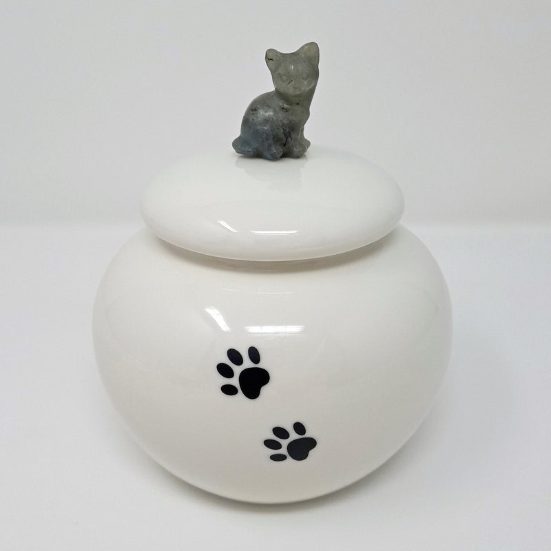 Katzenurne mit grauer Katzenfigur