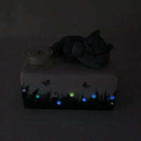 Katzenurne schlafende Katze Paradieswiese Schmetterling mit Teelicht