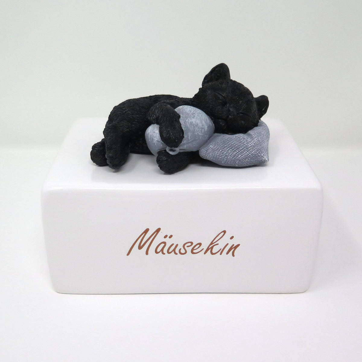 Schlafende Katze auf Urne