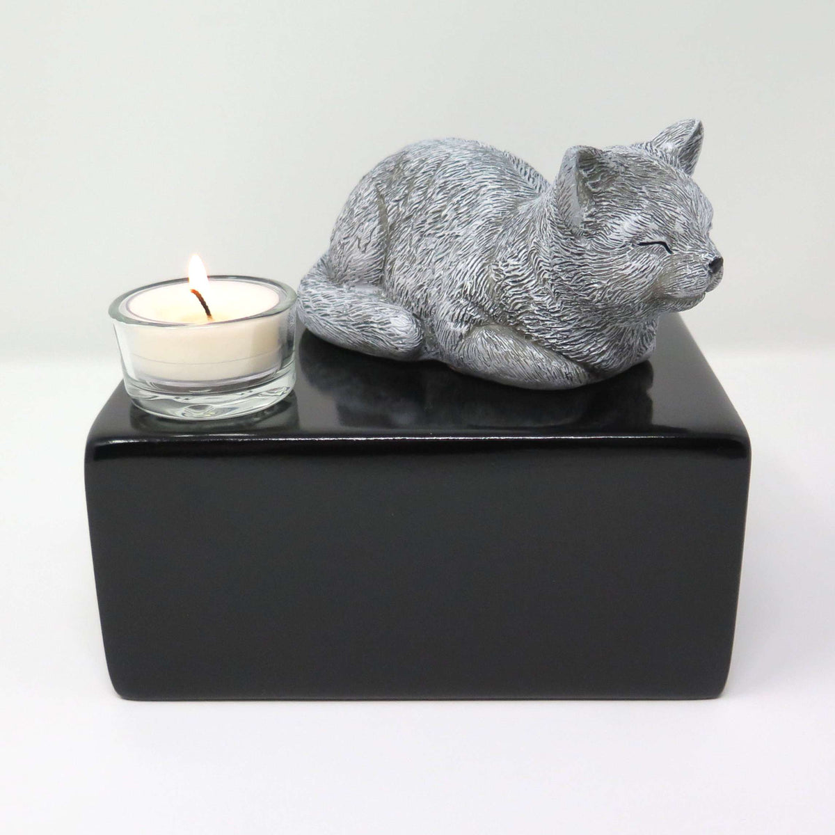 Katzenurne mit Figur einer schlafenden Katze mit Teelicht