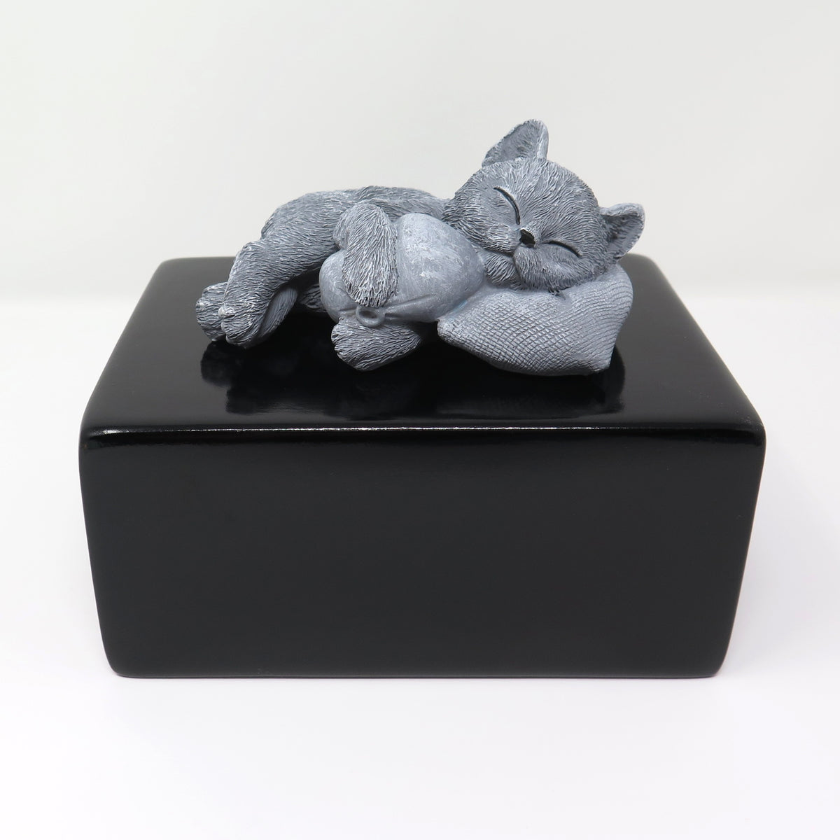 Katzenurne mit Figur einer schlafenden Katze