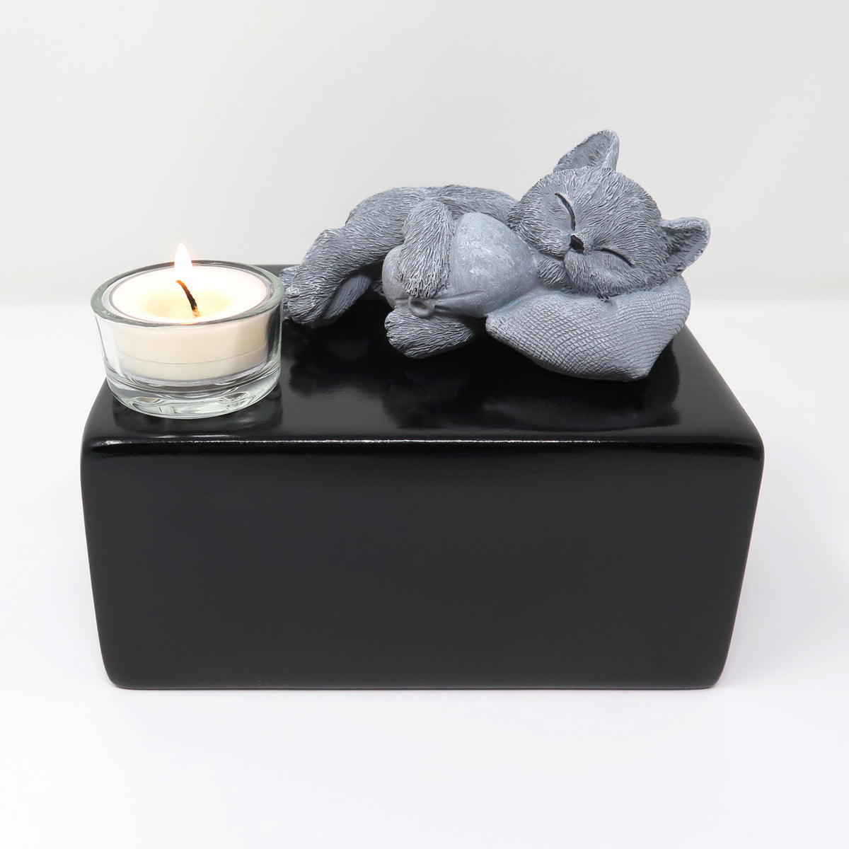 Katzenurne mit Figur einer schlafenden Katze mit Teelicht