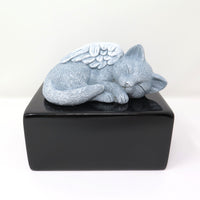 Katzenurne mit Figur einer schlafenden Katze