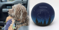 Hundeurne in Kugelform mit einem Hund in den Sternen nach Fotovorlage bemalt