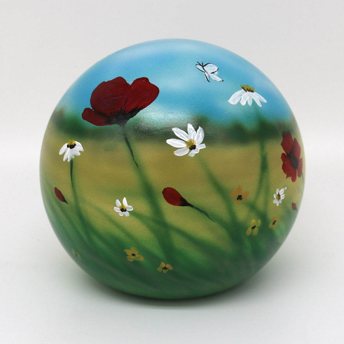 Humanurne Kugel mit einer Wildblumenwiese bemalt