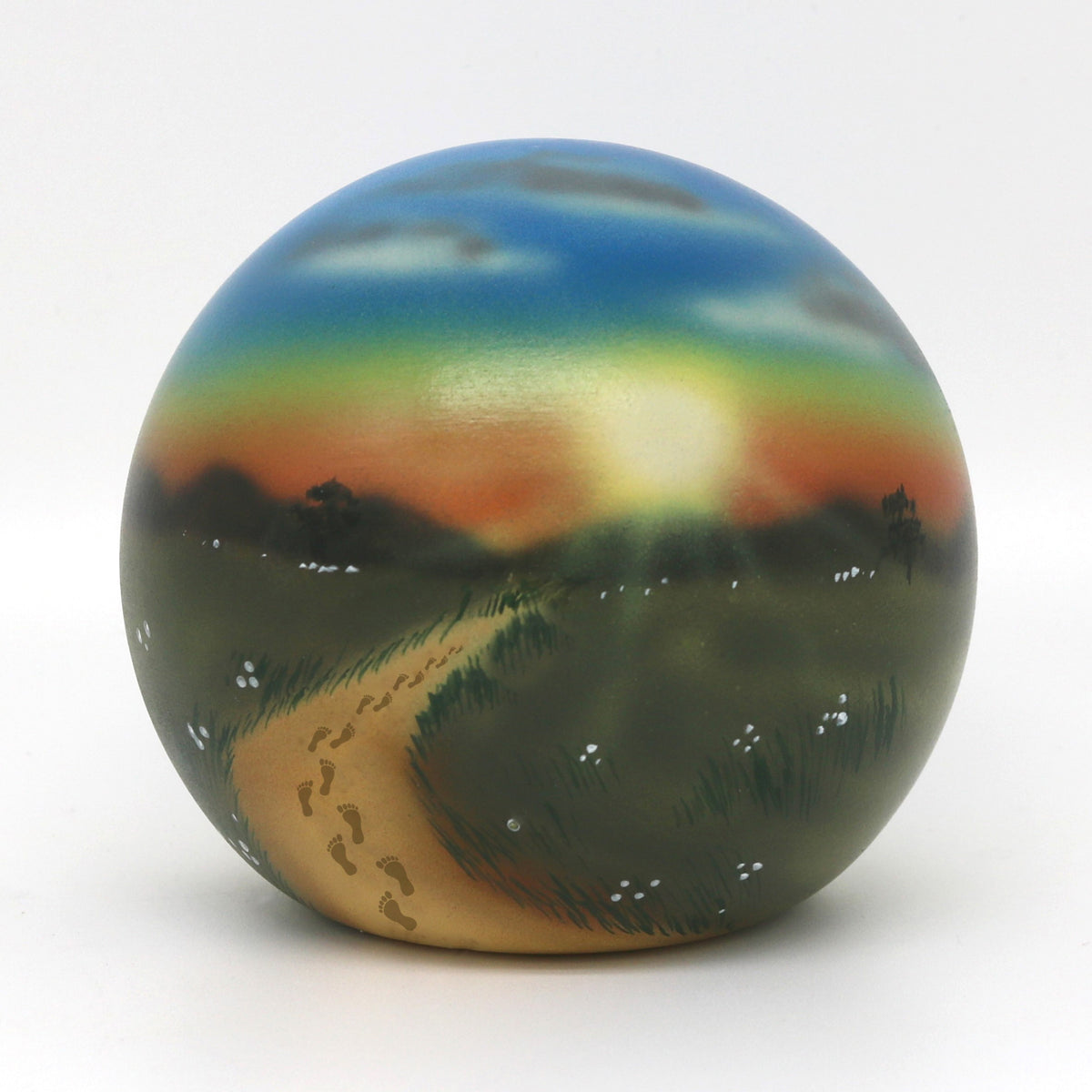 Humanurne in Kugelform mit Sonnenuntergangslandschaft bemalt