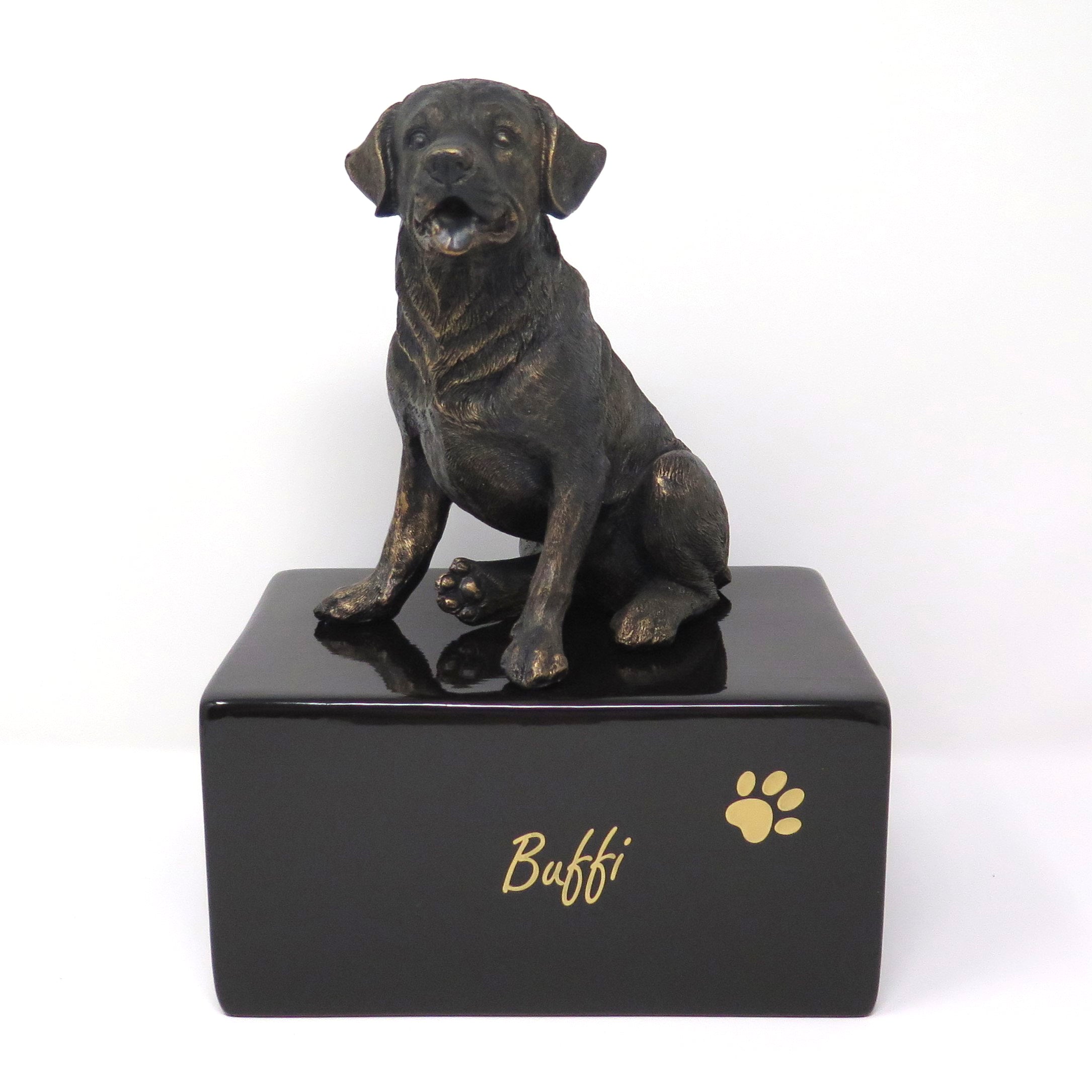 Labrador Urne mit sitzender Labradorfigur