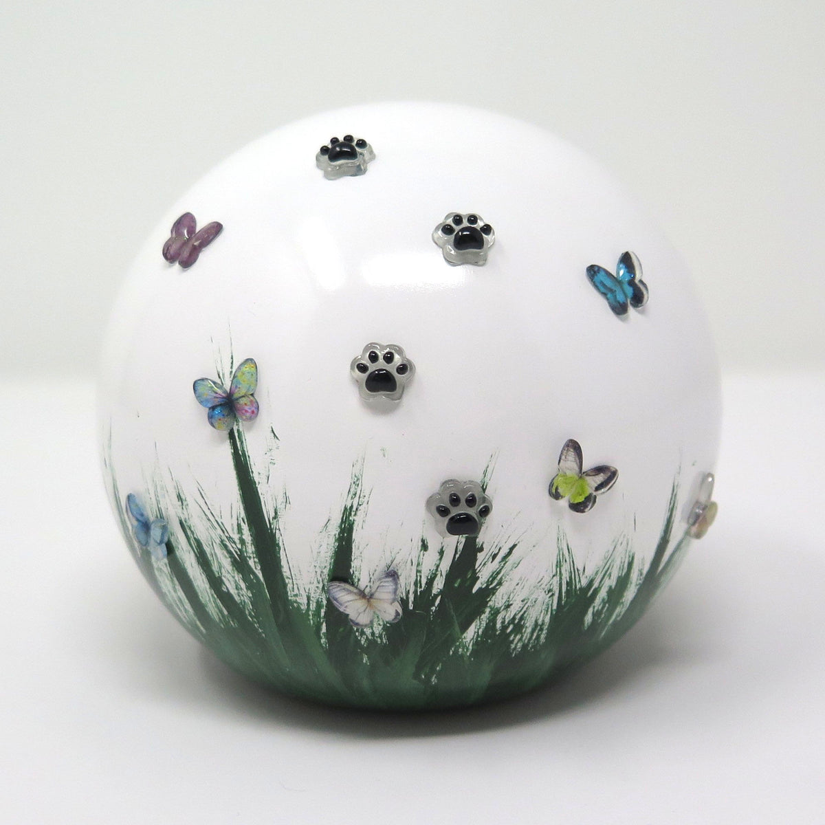 weiße tierurne in kugelform mit 3d applikationen die im dunkeln leuchten